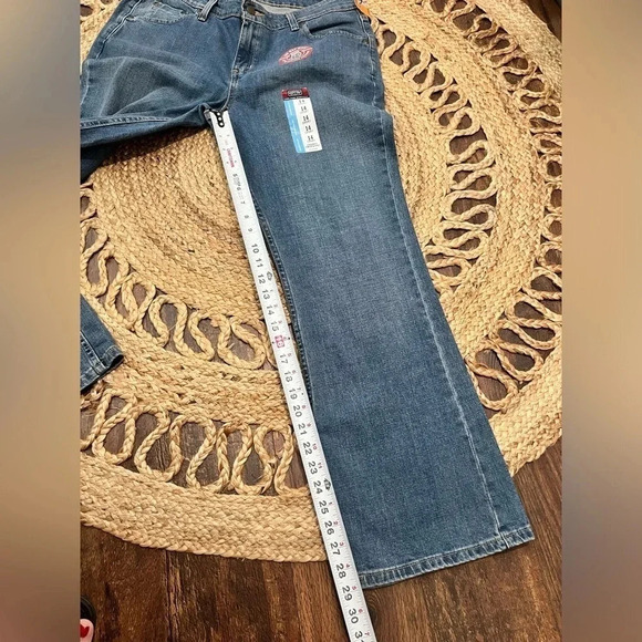 NWT Signature by levi strauss & co low rise bootcut jeans 14 Short light wash - Picture 5 of 5